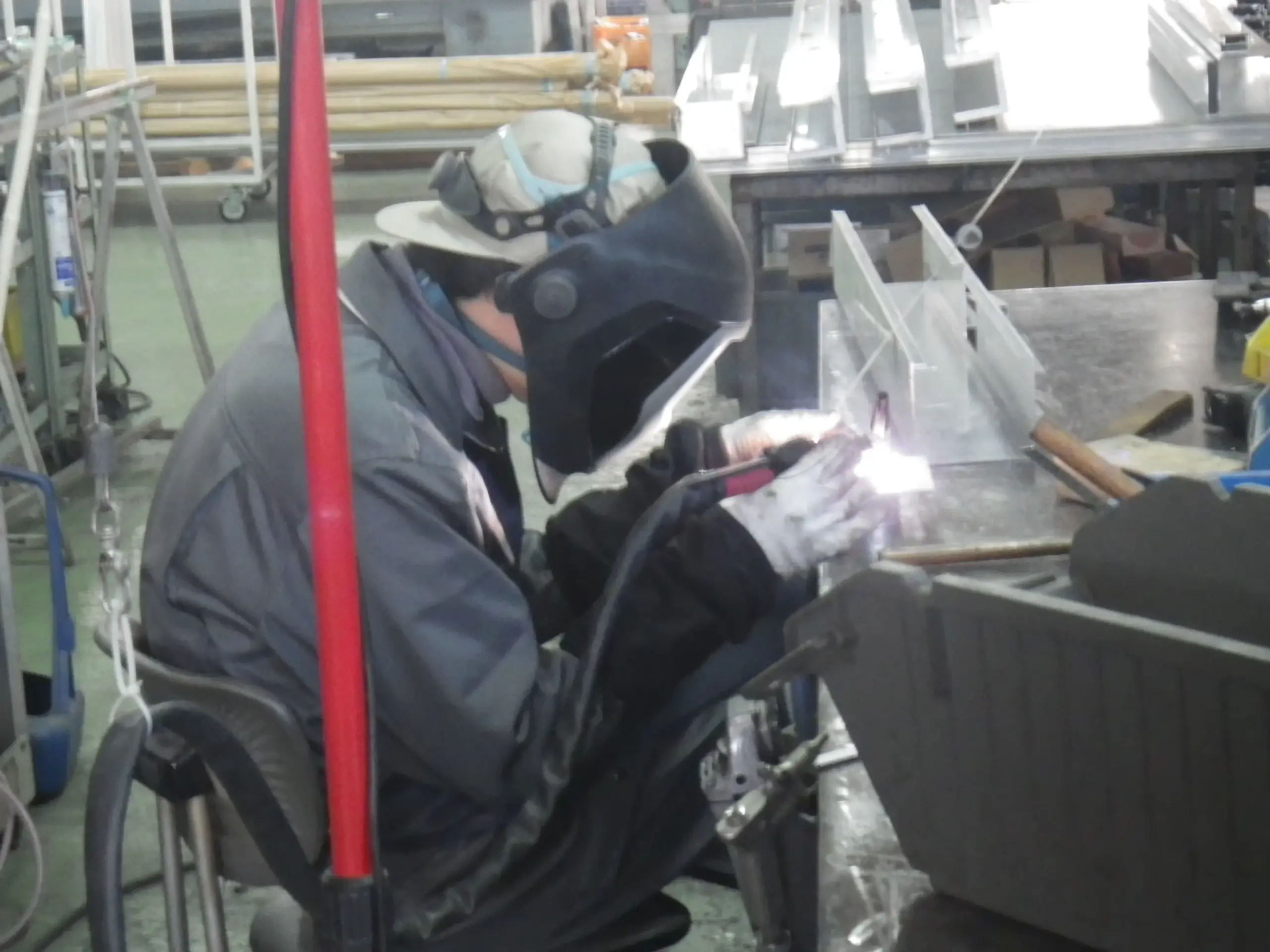 細かい溶接作業をする様子